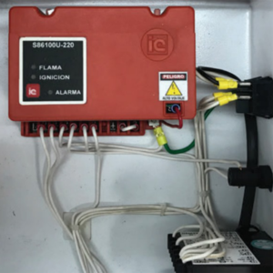 Control de llama S86100u instalado en un calefactor. Cuenta con transformador de ignición integrado.